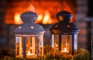 Beleuchtete Metall Laterne im Garten