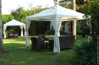 Faltpavillon mit Gartenmöbeln