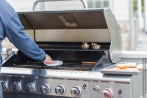 Gasgrill reinigen von innen und außen